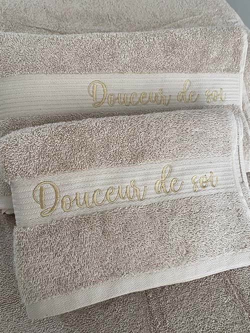 Les serveittes du salon Douceur de Soi à Parentis en born